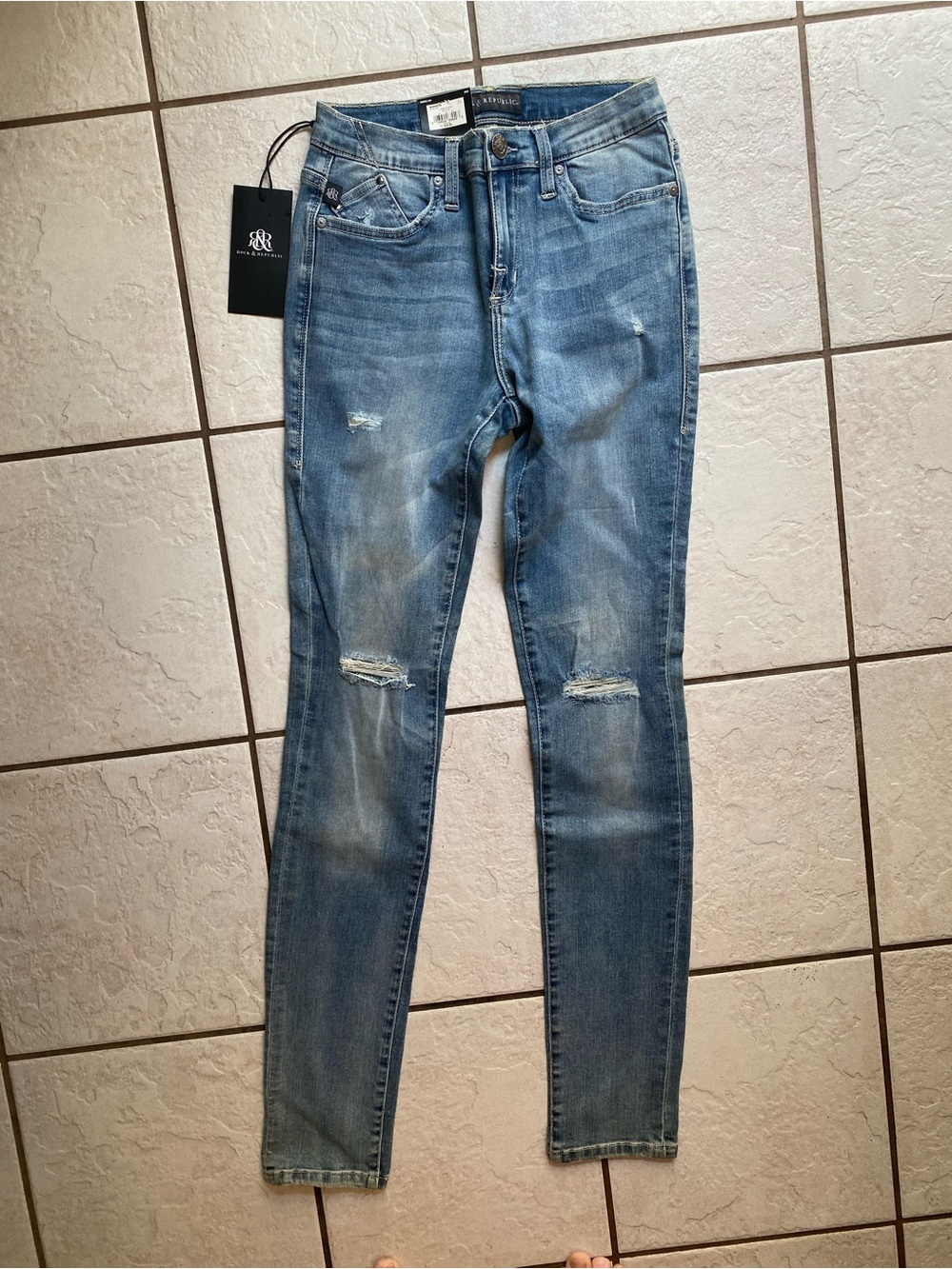 Rock & Republic Berlin Mid-Rise Skinny  Distressed light wash Size 4 Long